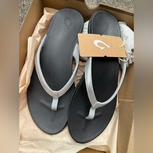 Olukai Ho'opio Flip Flops Womens 11 Silver NWT